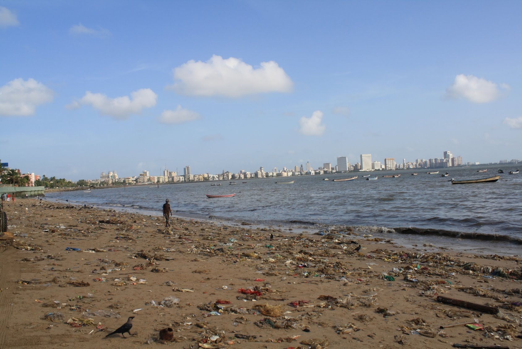 Dr.-Raju-Kasambe_Wikimedia-__-Polluted_Beach_of_Mumbai._Girgaum_Chowpaty._Maharashtra_India._1.jpeg