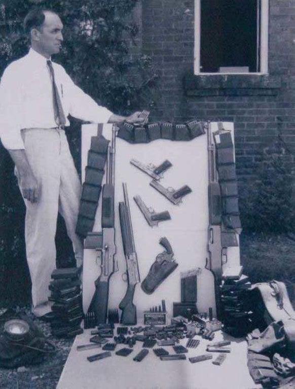 he Arsenal of Guns & Ammunition Found in Bonnie & Clyde’s Car After They Were Killed in the Am...jpg