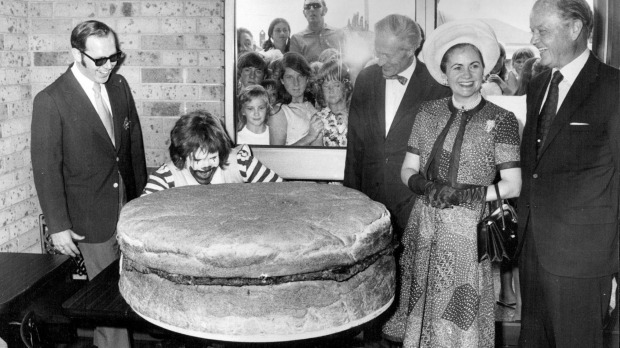 Opening ceremony at Australia's first McDonald's in Yagoona, 1971.png