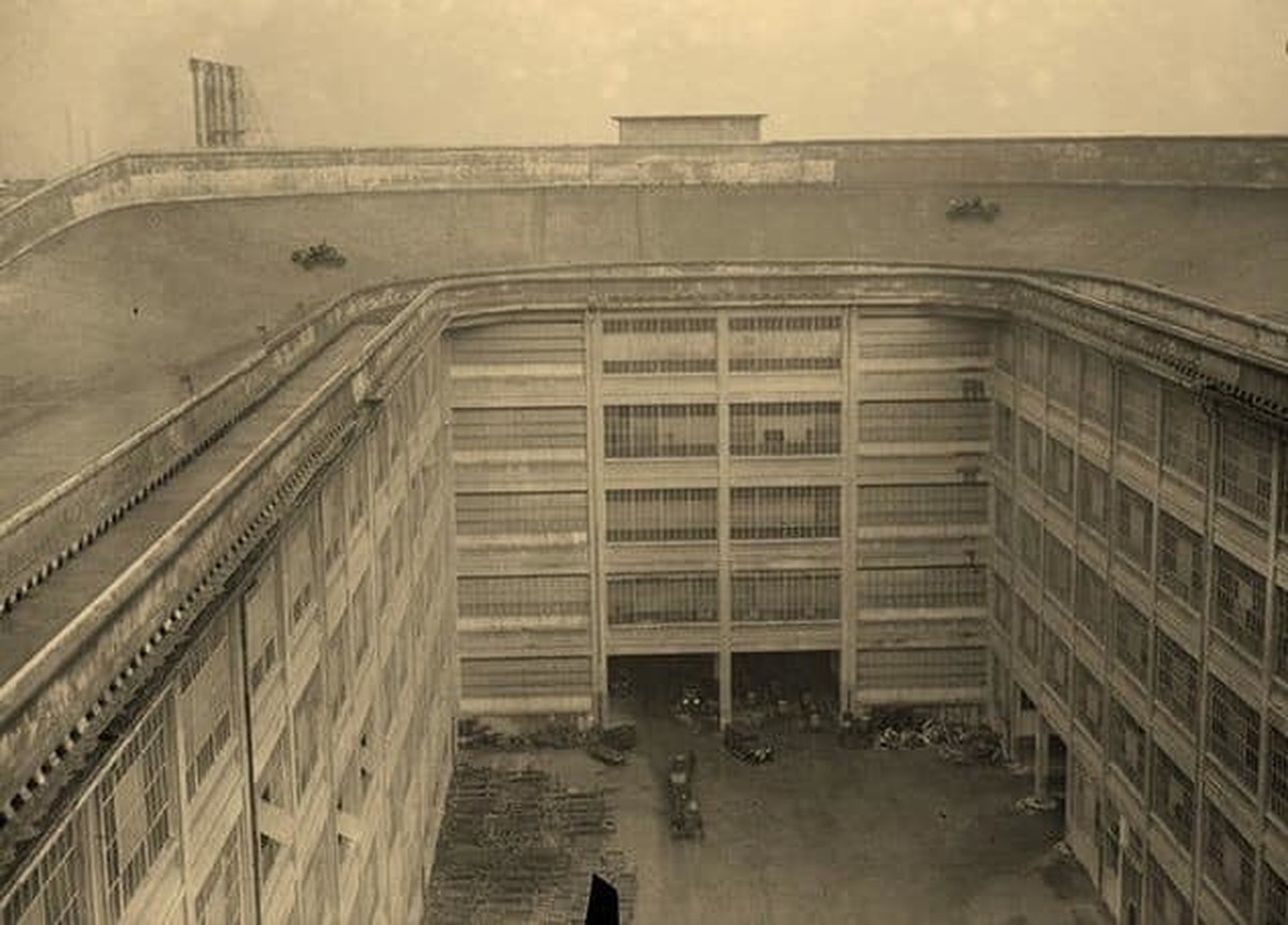 Testing cars on the Fiat factory roof - Turin, Italy, 1929..jpg