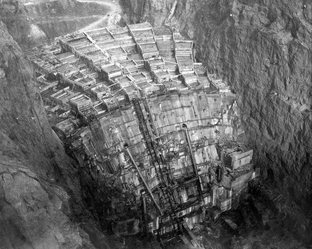 The Hoover Dam under construction in 1934.png