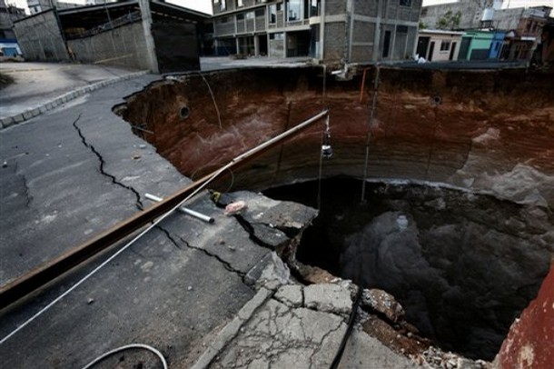 sinkhole_guatemala_city_deep5.jpg