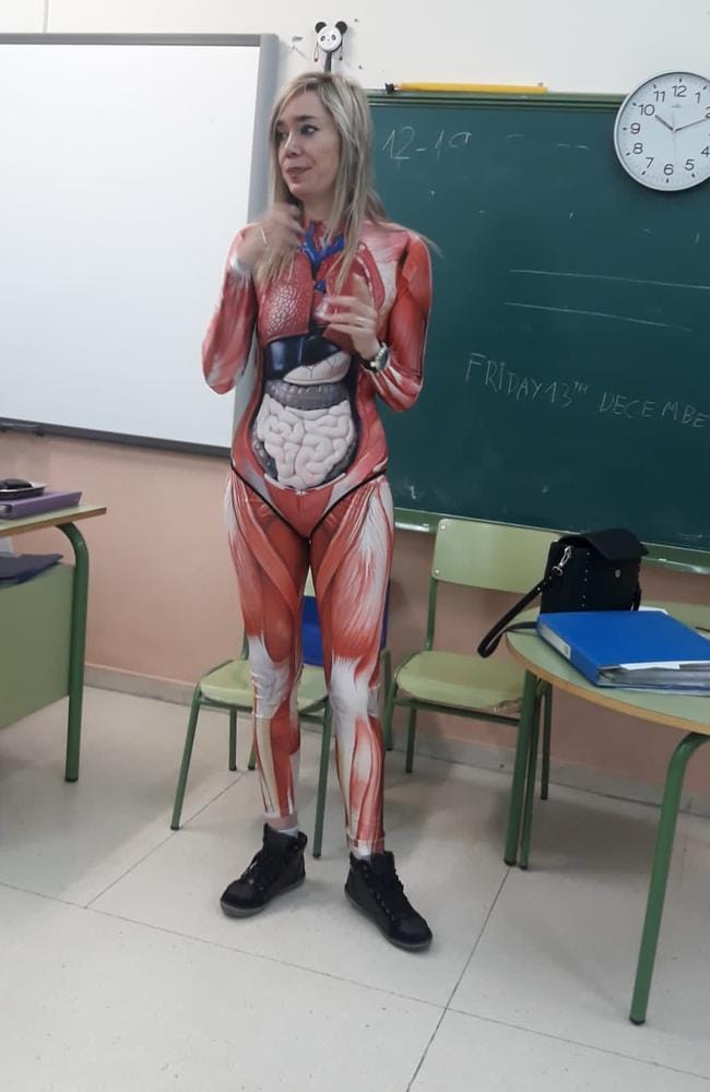 Teacher praised for explaining anatomy to students in skin-tight